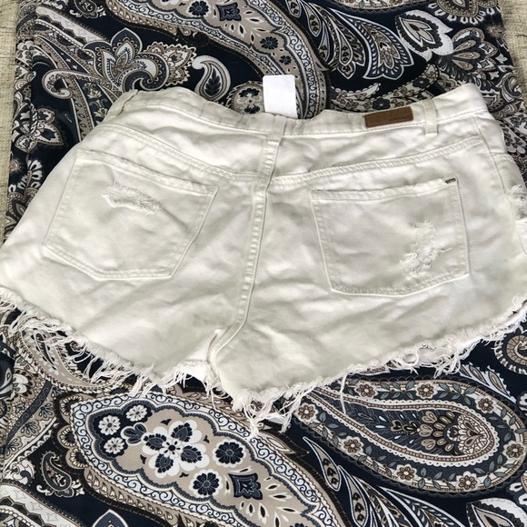 American Rag Juniors' Ripped Denim Shorts MSRP $49 - Picture 3 of 3